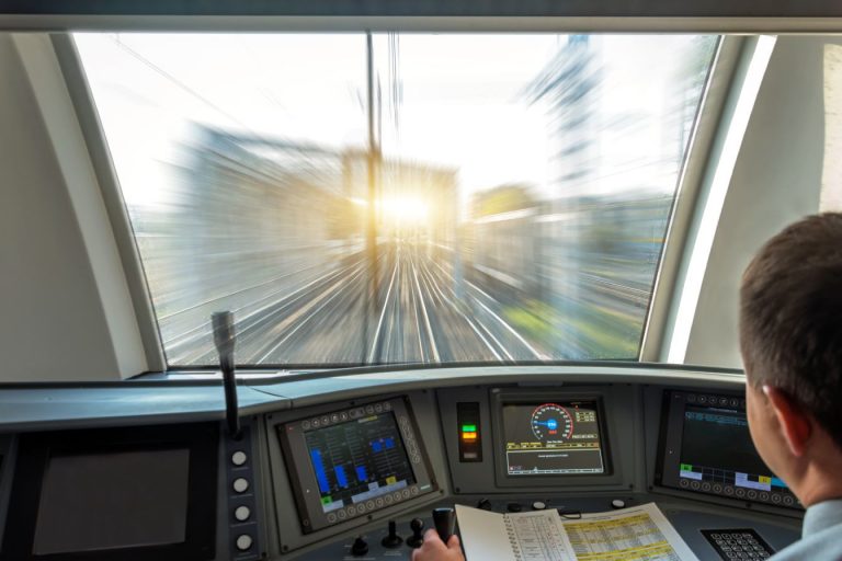 Devenir Conducteur De Train : Missions, Formations Et Salaire